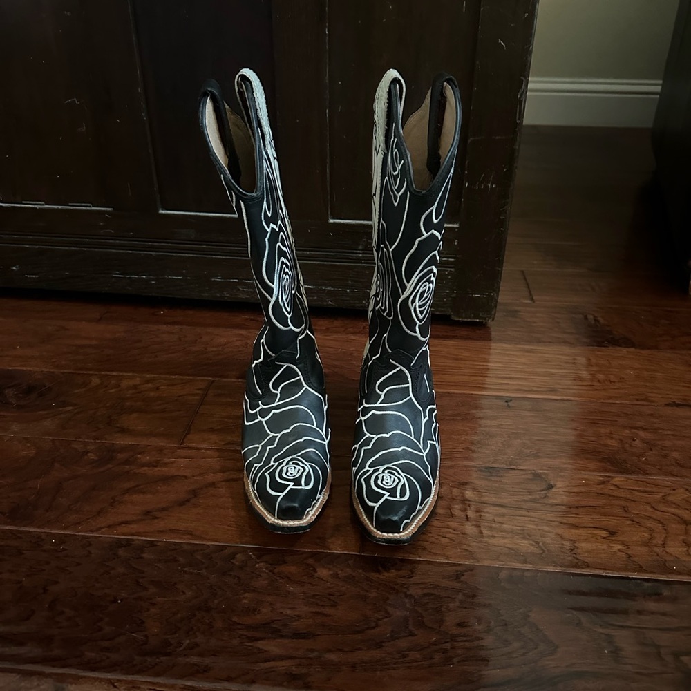 Twisted X Black Western CowboyBoots with White Rose Stitching